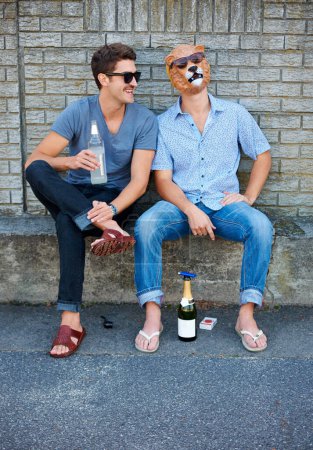 Foto de Qué fin de semana más loco. amigos divirtiéndose juntos con máscaras - Imagen libre de derechos