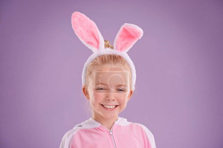 Téléchargez les photos : Drôle de lapin. Plan studio d'une jolie petite fille habillée en costume de lapin - en image libre de droit