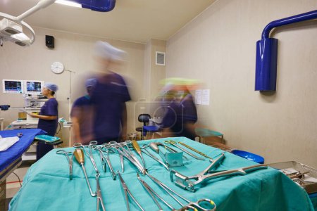 Foto de Salvar vidas es la máxima prioridad. un equipo de cirujanos preparando un quirófano para una cirugía - Imagen libre de derechos