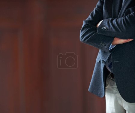 Téléchargez les photos : Insatisfait. un homme d'affaires debout les bras croisés - en image libre de droit