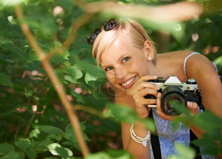 Téléchargez les photos : Je vais n'importe où pour une super photo. une jolie jeune femme prenant des photos à l'extérieur dans la forêt - en image libre de droit