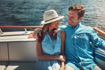Téléchargez les photos : Faire de la vie une promenade en bateau de luxe. un jeune couple passant du temps ensemble sur un yacht - en image libre de droit