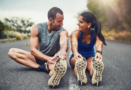 Foto de Ponernos en forma era una forma de vincularnos. una joven pareja atractiva entrenando para una maratón al aire libre - Imagen libre de derechos