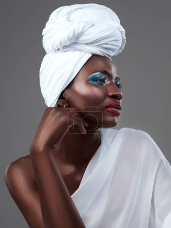 Foto de Silencio sensual de la belleza africana. Captura de estudio de una atractiva joven posando en traje tradicional africano sobre un fondo gris - Imagen libre de derechos