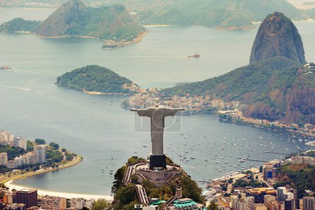 Brasil paisaje, ciudad y Cristo Redentor en la colina para el turismo, turismo y destino turístico. Viaje, Río de Janeiro y vista aérea de la estatua, la escultura y el hito global en la montaña.