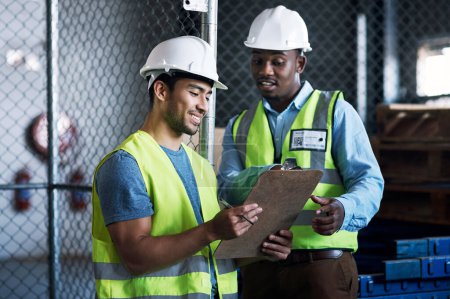 Téléchargez les photos : Mettez la sécurité entre les mains des professionnels. deux constructeurs inspectant un chantier de construction - en image libre de droit