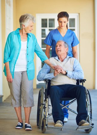 Téléchargez les photos : Femme, soignant ou vieil homme parlant en fauteuil roulant dans une clinique hospitalière aidant un patient âgé à obtenir du soutien. Infirmière en soins de santé pour personnes handicapées, en couple ou de confiance parlant avec des personnes âgées handicapées. - en image libre de droit