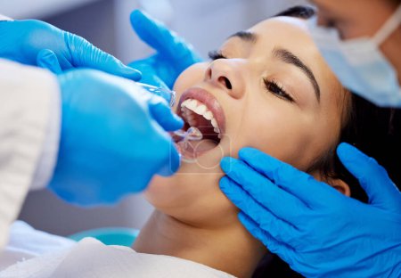 Téléchargez les photos : Ce sont des dents saines. une jeune femme qui subit une intervention dentaire - en image libre de droit