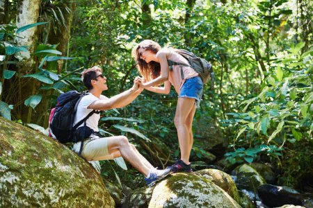 Téléchargez les photos : Heureux amoureux de la nature. un jeune couple heureux en randonnée dans la forêt - en image libre de droit