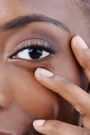 Foto de Mírame a los ojos... un atractivo ojo africano de mujer - Imagen libre de derechos