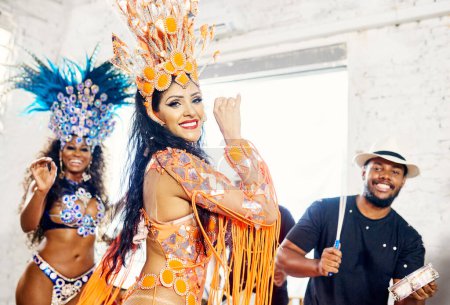 Téléchargez les photos : Samba, musique et danse avec les femmes au carnaval pour la célébration, la fête et le festival à Rio de Janeiro. Nouvel an pause, spectacle et créatif avec fille brésilienne pour la performance, vacances et nouvel an événement. - en image libre de droit