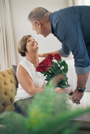 Téléchargez les photos : Tu es l'amour de ma vie. un mari donnant des roses à sa femme - en image libre de droit