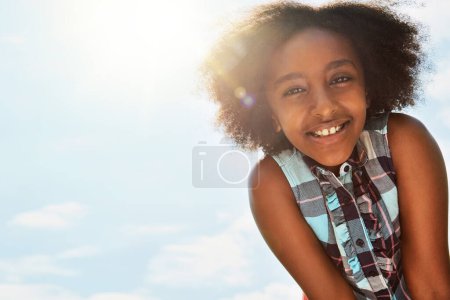 Téléchargez les photos : Joyeuses journées d'été sont là. Portrait d'une fille heureuse debout dehors un jour d'été lumineux - en image libre de droit