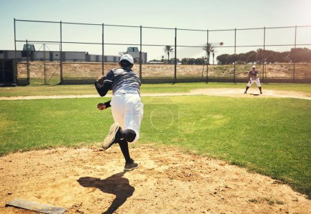 Foto de Así es como vuela la pelota. un joven lanzando una pelota durante un partido de béisbol - Imagen libre de derechos