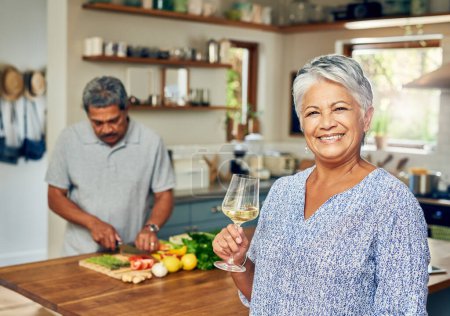 Téléchargez les photos : Portrait de la vieille femme dans la cuisine avec l'homme, le vin et la cuisine des aliments sains ensemble à la maison. Collage, sourire et couple de personnes âgées à la maison avec préparation des repas, bonheur et boissons pour se détendre à la retraite - en image libre de droit