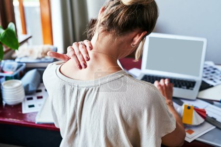 Nackenschmerzen, Attrappe und Laptop-Bildschirm mit Rücken der Frau im Modedesign-Studio für Website, müde und frustriert. Stress, Burnout und psychische Gesundheit mit Designer für Planung, Angst und Anspannung.