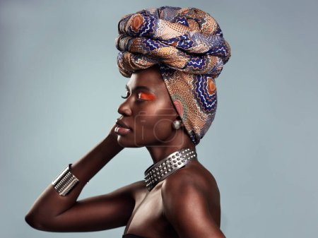 Femme noire en turban africain, mode et beauté avec maquillage isolé sur fond de studio. Cosmétiques naturels, profil visage et modèle féminin avec enveloppement de tête traditionnel, espace de maquillage et style.