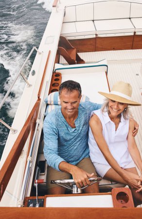 Téléchargez les photos : La vie est encore meilleure sur un bateau. un couple d'âge mûr profitant d'une promenade en bateau relaxante - en image libre de droit