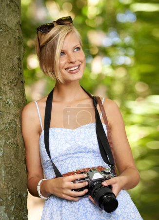 Foto de Observa entonces la fotografía. una joven atractiva tomando fotografías afuera en el bosque - Imagen libre de derechos