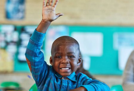Foto de Conozco a la profesora de respuestas. una mano de niño de escuela primaria levantada en el aula - Imagen libre de derechos