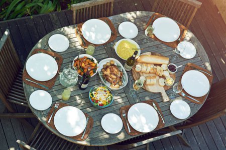 Téléchargez les photos : Le dimanche rôti dans le jardin. un déjeuner en plein air sur une table - en image libre de droit