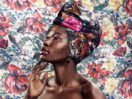 Foto de Mujer negra en turbante africano, moda sobre fondo de flores y belleza, maquillaje con estética floral. Cosmética natural, perfil y modelo femenino en envoltura de cabeza tradicional con creatividad y estilo. - Imagen libre de derechos