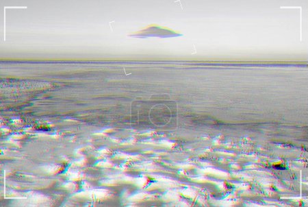 Foto de OVNI, extraterrestre y visor en una pantalla de cámara con una nave espacial en el cielo sobre el área 51. Videocámara, nave espacial y teoría de la conspiración con un platillo volador en una pantalla para registrar un avistamiento de extraterrestres. - Imagen libre de derechos