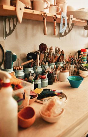 Téléchargez les photos : Les outils du métier. Gros plan des outils de travail dans un atelier de poterie - en image libre de droit