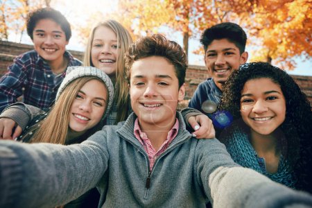 Freunde, Teenager und Gruppen-Selfie im Park, Natur oder fallende Bäume und Teenager lächeln, ein Bild der Freundschaft und des Glücks für die sozialen Medien. Porträt, Gesicht und glückliche Menschen gemeinsam für Herbstfoto.