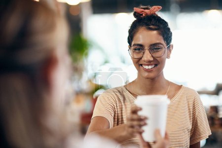 Téléchargez les photos : Souriez tous, c'est l'heure du café. un barista mature distribuant une tasse de café à un client dans un café - en image libre de droit