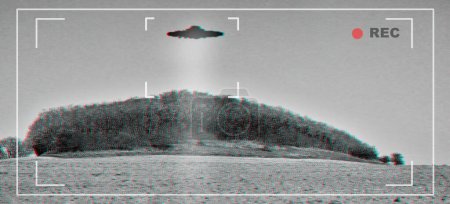 Téléchargez les photos : OVNI, alien et viseur sur un écran de caméra pour enregistrer une soucoupe volante dans le ciel au-dessus de la zone 51. Caméscope, observation et complot avec un vaisseau spatial sur un appareil d'enregistrement affichage extérieur dans la nature. - en image libre de droit