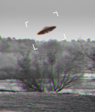 Foto de OVNI, alienígena y videocámara en una pantalla de cámara para grabar un platillo volador en el cielo sobre el área 51. Visor, desenfoque de movimiento y conspiración con una nave espacial en una pantalla de dispositivo de grabación al aire libre en la naturaleza. - Imagen libre de derechos