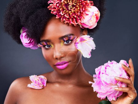 Téléchargez les photos : Maquillage, fleurs et cheveux avec portrait de femme noire pour la beauté, créatif ou printanier. Naturel, cosmétique et floral avec visage de modèle isolé sur fond studio pour l'art, l'amour de soi ou la confiance en soi. - en image libre de droit