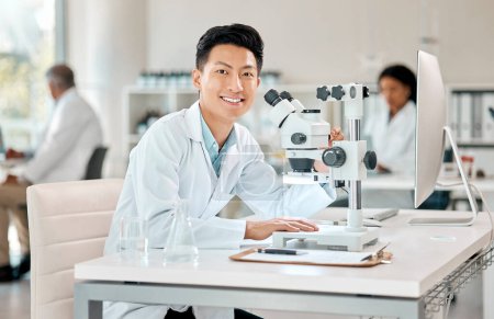 Foto de Retrato, ciencia y microscopio con un médico asiático que trabaja en un laboratorio de investigación o innovación. Asistencia sanitaria, médica e investigación con un científico masculino que trabaja en un laboratorio para su análisis. - Imagen libre de derechos