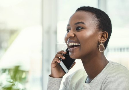 Foto de Mujer negra en la llamada telefónica profesional, sonrisa con la comunicación y la creación de redes con el contacto de negocios. Mujer feliz empleado en la oficina, hablando en el móvil y b2b con espacio de maqueta y tecnología. - Imagen libre de derechos