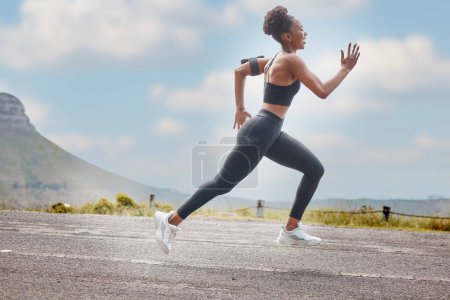 Téléchargez les photos : Athlète, bien-être et femme rapide courir et s'entraîner pour les sports de plein air, l'entraînement et l'exercice pour un marathon. Femme forte, en forme et en bonne santé ou coureuse avec vitesse, sprint et santé. - en image libre de droit