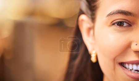 Foto de Feliz, belleza y retrato de mujer con sonrisa para cosméticos, maquillaje natural y confianza. Espacio de burla, dermatología y primer plano de la cara de la mujer sobre fondo bokeh con brillo suave, saludable o piel. - Imagen libre de derechos