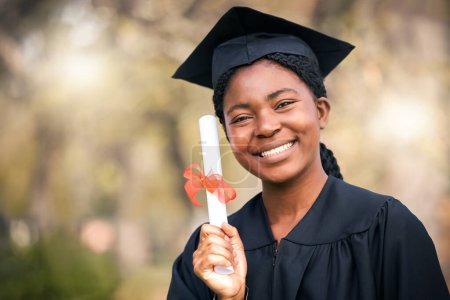 Foto de Retrato, graduación o diploma con una estudiante negra en el campus universitario en un evento de becas. Educación, sonrisa o certificado con una alumna feliz posando al aire libre como graduada universitaria. - Imagen libre de derechos