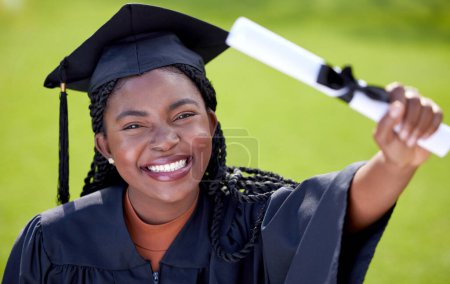 Foto de Mujer negra, sonrisa en retrato con diploma y graduación, éxito educativo y logro con felicidad. Certificado, titulación y titulación con graduado femenino, celebración y universidad. - Imagen libre de derechos