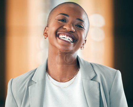 Foto de Retrato, contable y mujer negra feliz para los negocios en la oficina de la compañía. Rostro, sonrisa y profesional, empresario y auditor de Sudáfrica con orgullo por su carrera, trabajo y mentalidad de éxito - Imagen libre de derechos