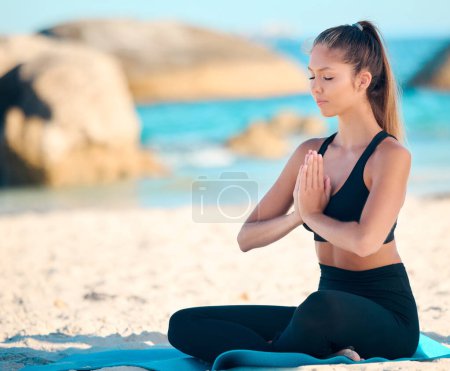 Foto de Meditar, playa y yoga al aire libre con zen para la aptitud en la ciudad del cabo con salud mental. Mujer, yogui y ejercicio con esterilla en el océano para el bienestar en verano para el autocuidado del equilibrio y la salud - Imagen libre de derechos