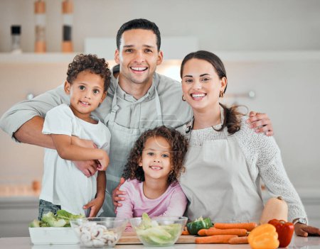Foto de Cocina, sonrisa y retrato de la familia en la cocina para la salud, la nutrición y la comida. Dieta, verduras y cena con padres e hijos con preparación de comidas en casa para el bienestar, ensalada orgánica y aprendizaje. - Imagen libre de derechos