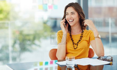 Foto de Mujer riendo en la oficina, llamada telefónica y comunicación con el contacto de negocios y conversación divertida. Positividad, redes profesionales de mujeres o discusión casual en el móvil con risas. - Imagen libre de derechos
