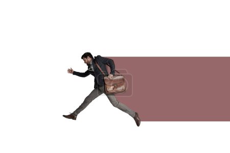 Téléchargez les photos : Réduisez vos pertes et continuez à avancer. un homme d'affaires portant un sac et courant sur un fond blanc - en image libre de droit