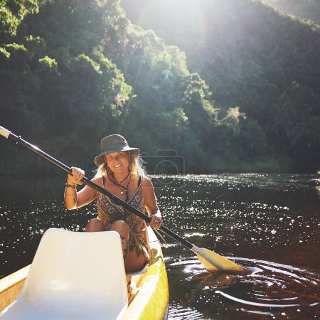 Téléchargez les photos : C'était un bon entraînement, mentalement et physiquement. une jeune femme en kayak sur un lac - en image libre de droit