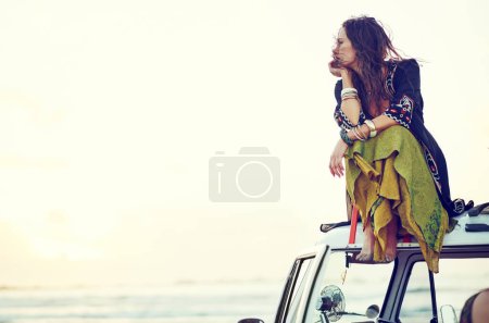 Téléchargez les photos : J'ai une meilleure vue. une jeune femme s'arrêtant à la plage lors d'un road trip - en image libre de droit
