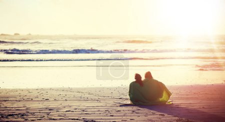 Foto de El amor no tiene fronteras. una pareja joven y cariñosa en la playa - Imagen libre de derechos
