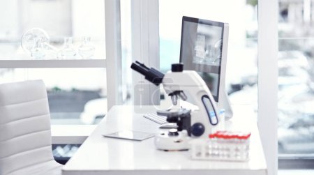 Foto de Su equipo médico estándar para la investigación. un escritorio con equipo científico dentro de un laboratorio - Imagen libre de derechos