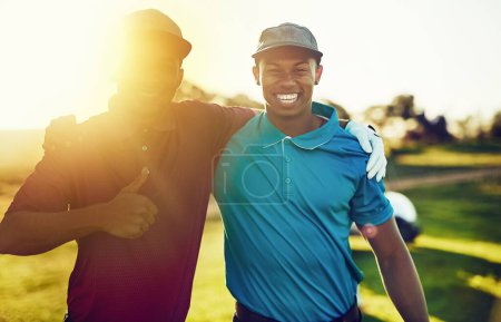Foto de Nos divertimos mucho jugando al golf juntos. dos amigos de pie juntos en un campo de golf - Imagen libre de derechos