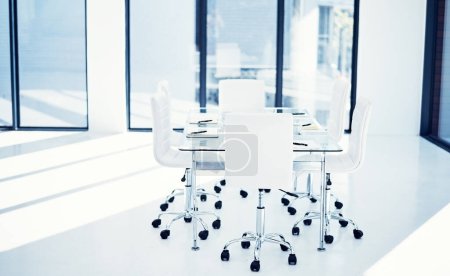 Foto de Romper con la norma gris. una sala de juntas vacía amueblada con una mesa y sillas - Imagen libre de derechos